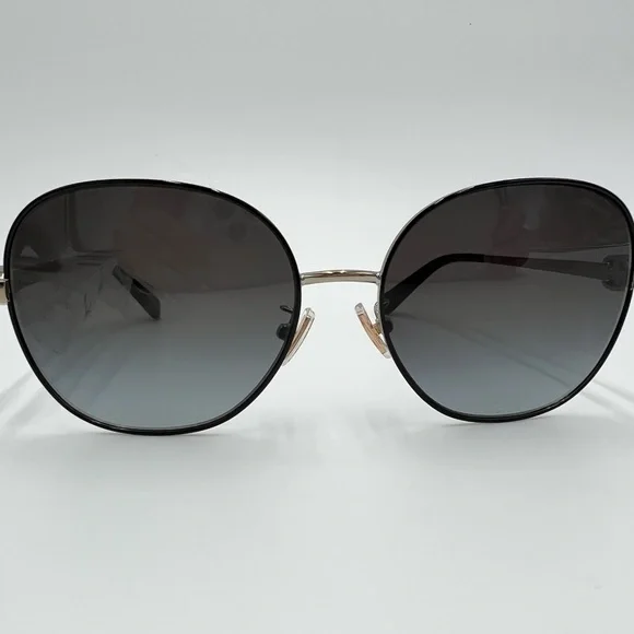 Brand new without tag Coach sunglasses. New without tags. Coach stylish sunglasses with case and cloth main image 3